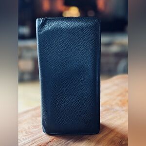 Louis Vuitton Blk Taiga Leather Brazza inside zipper wallet, vintage 2009